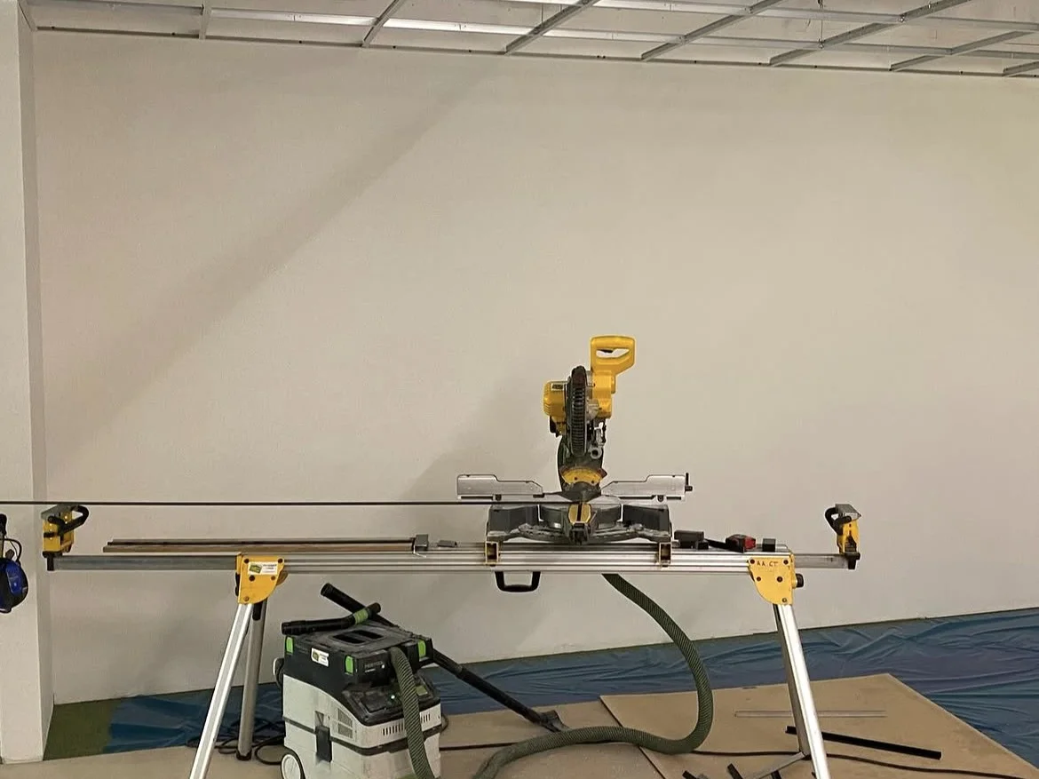 Väggen innan växtväggen byggdes, under arbetet